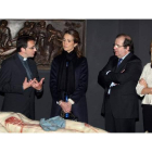 La infanta Elena entre el alcalde de Arévalo, el comisario de la muestra, Óscar Robledo, el presidente de la Junta, Juan Vicente Herrera; la consejera de Cultura y la presidenta de las Cortes.