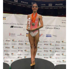 La leonesa Sara Llana muestra el trofeo que la acredita como subcampeona de España de gimnasia rítmica.