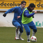 El goleador Ortiz, izquierda, junto a David Álvarez.