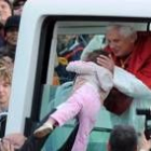 El Papa bendice a una niña antes de la misa de clausura de la Jornada Mundial de la Juventud