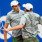 Bob (izquierda) y Mike Bryan celebran un punto durante su partido contra Kubot y Matkowski, el miércoles en el torneo de Barcelona.