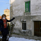 La alcaldesa Luz Iscar ante la casa que se arreglará. A. ÁLVAREZ