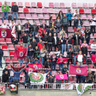 La afición de la Cultural animó a su equipo sobre la grada del Miniestadi con banderas de León y también del conjunto de sus amores. PEDRO SALADO