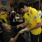 Kaká firma autógrafos ayer en Recife, antes de pasar el reconocimiento médico del Maddrid.