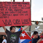 Un joven anticastro en la Pequeña Habana de Miami. ALEJANDRO ERNESTO / PABLO RAMÓN