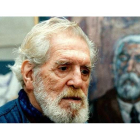 El artista José Vela Zanetti ante un retrato de Gaudí. FEDERICO VÉLEZ