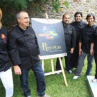 Los cocineros en la presentación de su recetario ayer en el patio del Museo del Bierzo.