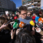 Íñigo Errejón atiende a los medios de comunicación.