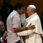 El papa Francisco da la bendición a un joven.