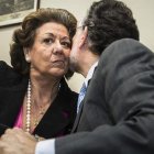 Rita Barberá y Alfonso Grau, el pasado 16 de marzo del 2015, en la rueda de prensa en la que el entonces vicealcalde de Valencia anunció su dimisión.
