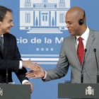 Zapatero, saluda al presidente de Haití, Michael Martelly, ayer en La Moncloa.