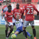 Basha, que se ha ganado la confianza de Fabri en el centro del campo de la Ponferradina, pelea por un balón rodeado de jugadores del Nàstic. TXEMA MORERA
