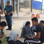 Guardias civiles custodian a unos inmigrantes en Tarifa (Cádiz).