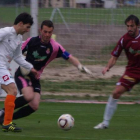 El jugador del Íscar Quique trata de burlar al portero de la Cultural Diego Calzado y al defensa central Prendes en un lance del encuentro disputado en el campo de San Miguel.