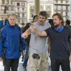 Martin Sheen y su hijo Emilio Estévez con un miembro del equipo en Pamplona.