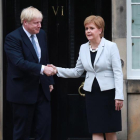 Boris Johnson y Nicola Sturgeon en Escocia.