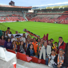 Miembros de la Peña Valencianista de León en El Molinón. DL