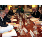 Gregorio Chamorro, Isabel Carrasco, Emilio Gutiérrez y Antonio Silván, junto con la ministra Ana Pastor y los miembros técnicos de su equipo ayer en Fomento.