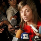 La ministra de Igualdad, Bibiana Aído, atiende a los medios en el Congreso.