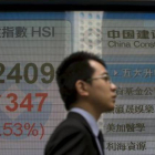 Panel con la caída de la bolsa de Hong Kong.