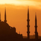 Imagen idílica de Estambul con un avión en pleno aterrizaje al fondo. DL