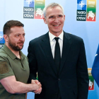Zelenski estrecha la mano del secretario general de la OTAN, Jens Stoltenberg. FILIP SINGER