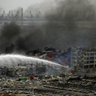 Tareas de remojo en la zona de las explosiones de Tianjin, este viernes.