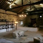 El interior de la tienda del castillo, lógicamente de estética medieval