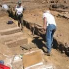 Un momento de la limpieza y documentación de las tumbas ayer por la mañana