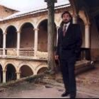El laureado tenor leonés Ignacio Encinas, en el palacio de su localidad natal, Grajal de Campos