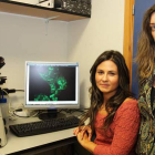 Sandra Pisonero Vaquero y Sonia Sánchez Campos, dos de las tres investigadoras del Instituto de Biomedicina de León.