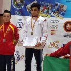Mario Alonso, a la izquierda, con su medalla de plata.