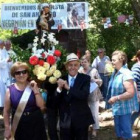 Nila Magdaleno y Rafael del Río, padrinos de la fiesta, portando la imagen de san Antonio de Padua.