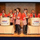 Marc Márquez (quinto por la derecha), vestido con quimono, posa junto a varios responsables de Honda durante la celebración de la firam en Motegi.
