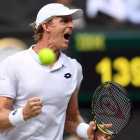 El tenista sudafricano Kevin Anderson necesitó más de seis horas y media para deshacerse del estadounidense John Isner. GLYN KIRK