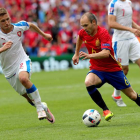 Iniesta, el mejor jugador del partido, conduce la pelota ante la oposición de Kaderabek. ARMANDO BABANI