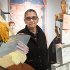 Lubaina Himid, ganadora del premio Turner, junto a una de sus obras.