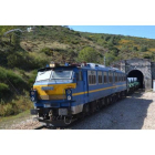 Una locomotora 251, con el tono original de la compañía, supera la Perruca. FOTO A. T. MARCOS