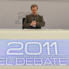 Manuel Campo Vidal mira el reloj durante el ensayo general del debate.