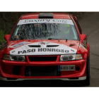 El coche pilotado por Emilio Álvarez y Carlos Natal en un momento del rally. DL