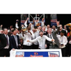 El leonés Jorge Calvo posa con la copa de campeones.