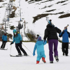 La cantidad de nieve acumulada en las estaciones de San Isidro  y Leitariegos provoca que las familias disfruten.