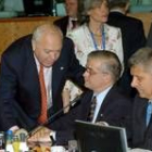 El ministro de Exteriores, Miguel Ángel Moratinos, conversa con sus homólogos de Polonia