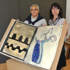 Ramón Villa y Vegonha Rodríguez con su libro-gigante.
