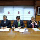El consejero de Fomento, en el centro, ayer durante la firma del convenio