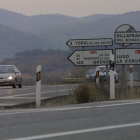 Bifurcación de la carretera para acceder a la N-VI y N-120 a su paso por Villamartín de la Abadía.