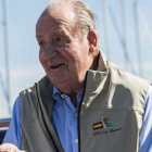 El rey Juan Carlos durante la celebración de una prueba náutica, en una imagen de archivo. C. CLADERA