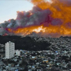 Vista de las llamas y la humareda del descomunal incendio en Valparaíso