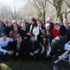 Saturnino de la Fuente posa orgulloso con su familia en la celebración