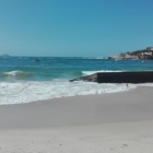 La plataforma desde la que debían saltar los nadadores de aguas abiertas, destrozada por las olas y varada en Copacabana.